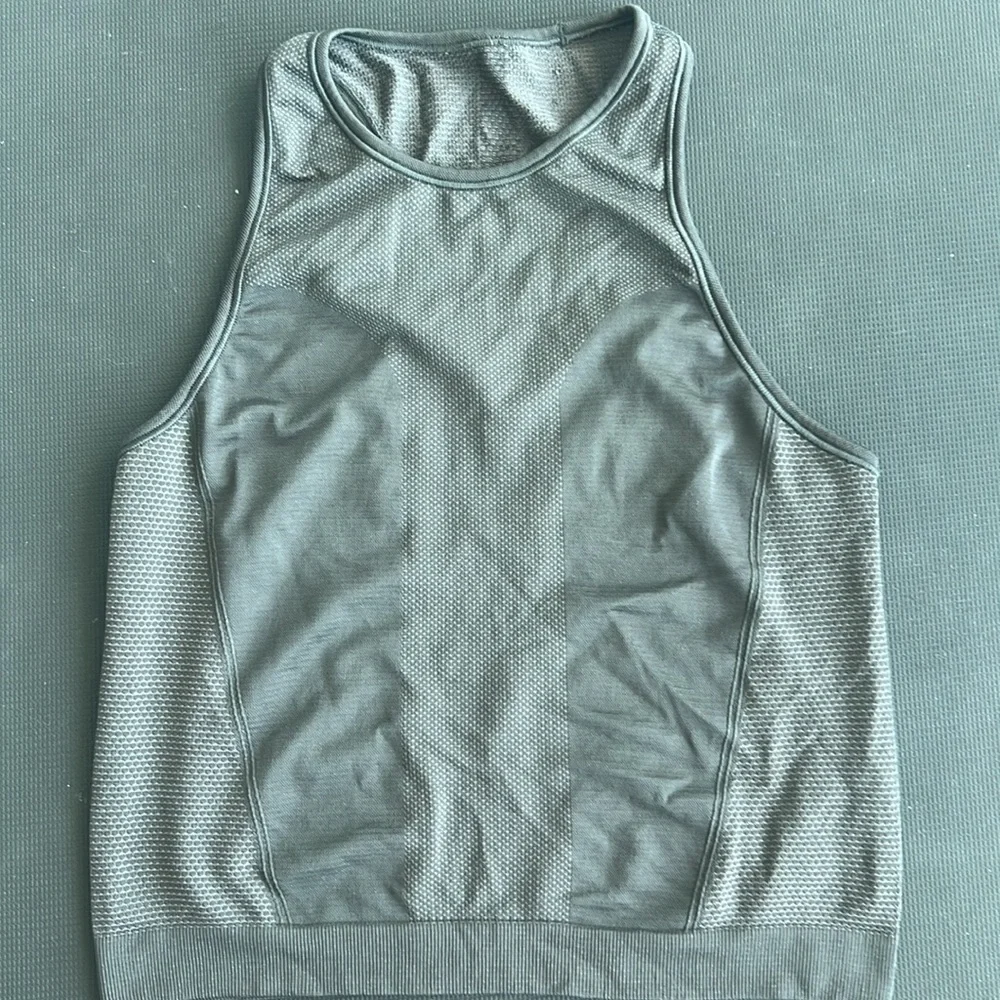 Lululemon tank size  4 charcoal color - Picture 4 of 4
